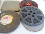 trois bobines de film posées sur une table