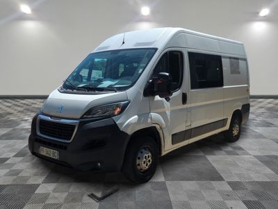 la camionnette blanche est garée sur le sol en damier d'une pièce