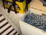 une caisse remplie de chaînes à l'arrière d'un bateau