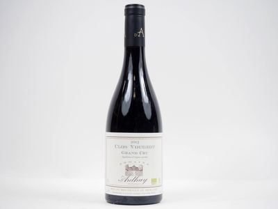 une bouteille de vin posée sur une table