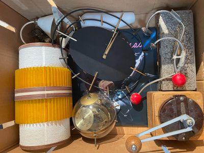 une boîte en carton contenant un certain nombre d'objets