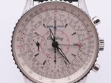 gros plan d'une montre sur une surface blanche