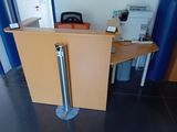 une image représentant un bureau sur lequel se trouve un téléphone