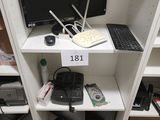 un ordinateur de bureau et un ordinateur portable posés sur une étagère dans un placard
