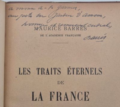 un livre ouvert dont la couverture porte un titre écrit à la main