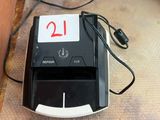 un appareil électronique noir et blanc posé sur une table