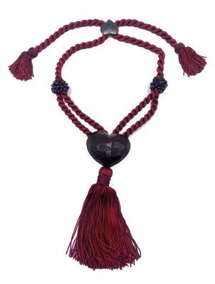 Gros plan sur un collier orné d'un cœur