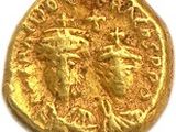 une pièce d'or à l'effigie d'une femme