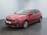 La voiture rouge est garée dans la pièce vide de l'immeuble.