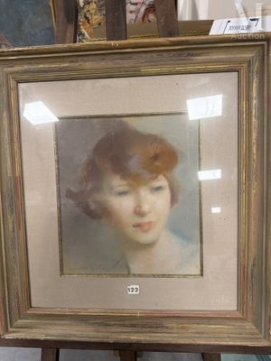tableau représentant une jeune fille en robe blanche, dans un cadre doré