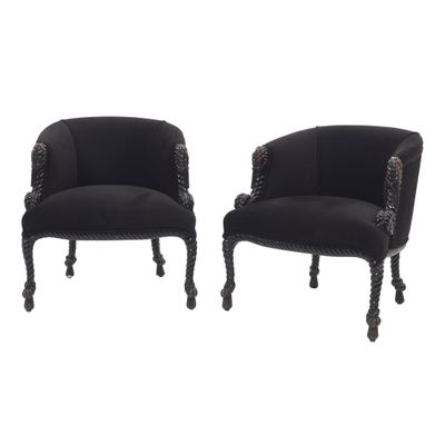une paire de chaises en velours noir avec des pieds en bois