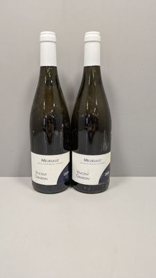 deux bouteilles de vin posées sur une table l'une à côté de l'autre