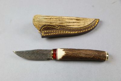 two different types of knives that are on a table