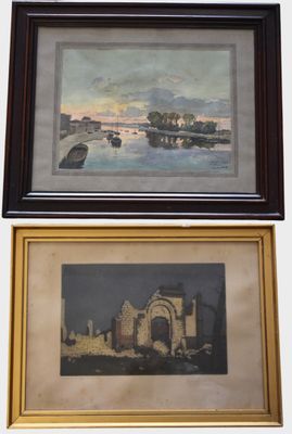 deux tableaux encadrés représentant un château et un pont, accrochés au mur