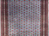 un tapis bleu et rouge avec un motif