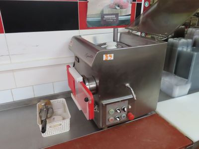 une machine posée sur le comptoir d'une cuisine