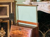 une pièce avec une cheminée et une table sur laquelle se trouve une horloge