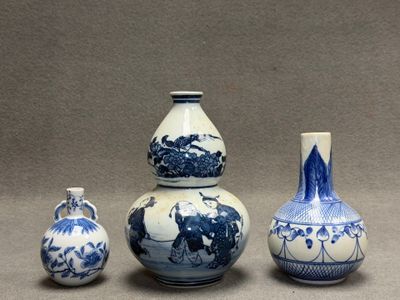 Trois vases en porcelaine de Chine XX° blanc et bleu
