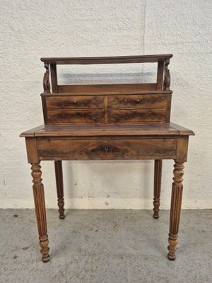 un vieux bureau en bois surmonté d'un miroir
