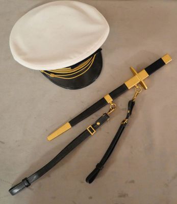 un chapeau et une paire de ciseaux posés sur une table