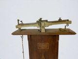 une balance posée sur une table en bois