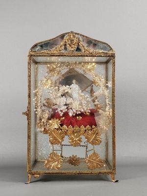 une vitrine ornée d'un décor doré et blanc