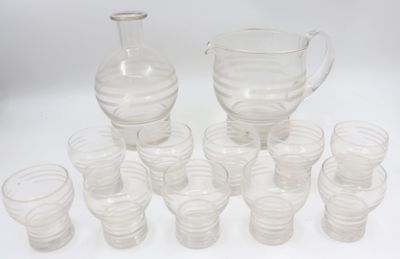 de nombreux verres et un pichet posés sur une table