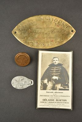 une vieille photo représentant une médaille, une pièce de monnaie et le portrait d'un homme
