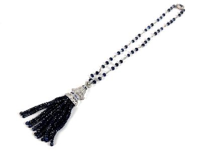 pompon en perles noires et blanches orné d'un pompon argenté