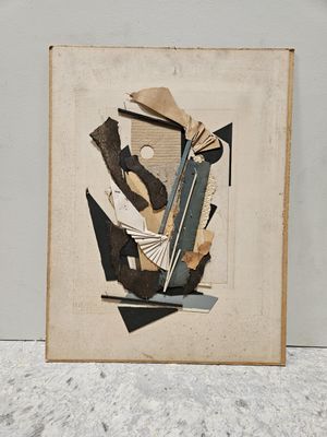 une photo d'une œuvre d'art posée sur une table