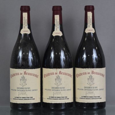 trois bouteilles de vin rouge sont alignées sur une table