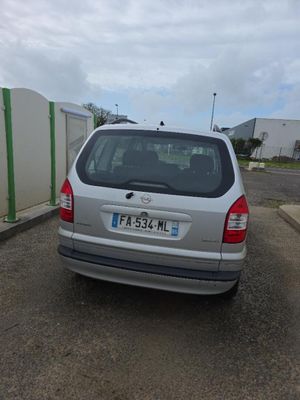 la photo d'une voiture argentée garée dans un parking