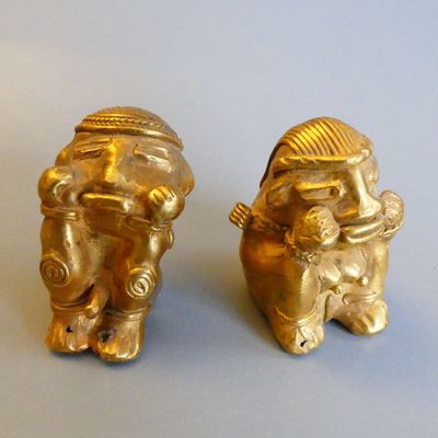 Colombie. Deux statuettes figurant un petit couple assis se …
