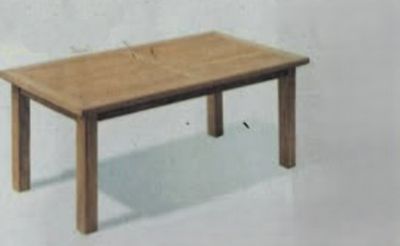 une petite table en bois d'où dépasse un morceau de bois