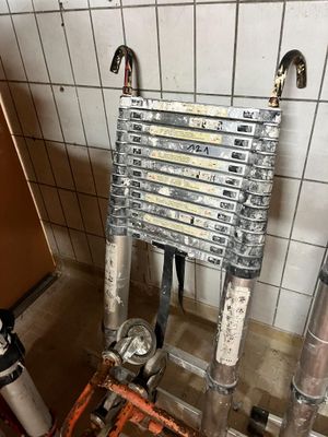 les canalisations d'une salle de bains en cours de travaux