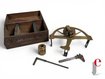 une caisse en bois contenant des outils et un marteau