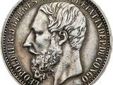 Gros plan sur une pièce de monnaie portant le visage d'un homme