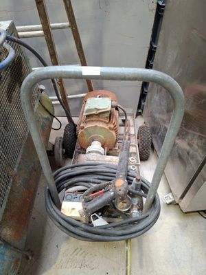 une photo d'un petit chariot avec un tuyau et d'autres outils