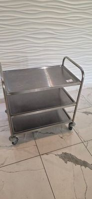 UNE DESSERTE INOX 3 NIVEAUX, DIMENSION 84 x 52.