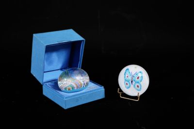 une petite boîte bleue contenant une boule de verre et une petite boîte bleue contenant une boule de verre