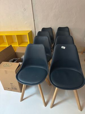 quatre chaises bleues placées les unes à côté des autres devant un carton