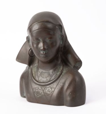 statue en bronze représentant une femme portant des boucles d'oreilles sur la tête