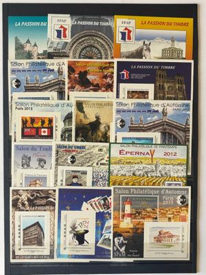 une photo montrant un collage de timbres accroché au mur