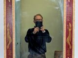 un homme se prenant en photo dans un miroir
