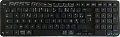 un clavier d'ordinateur sur lequel se trouve un clavier noir