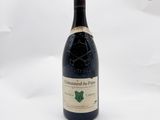 une bouteille de vin posée sur une table