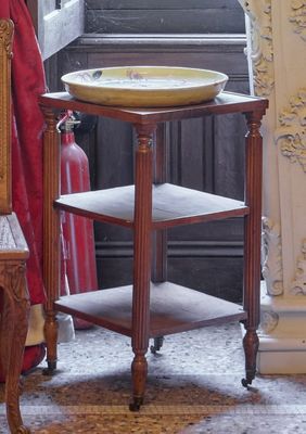 une petite table sur laquelle se trouve un bol, dans une pièce
