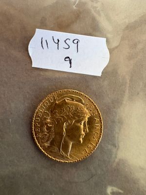 une pièce d'or avec l'image d'une femme dessus