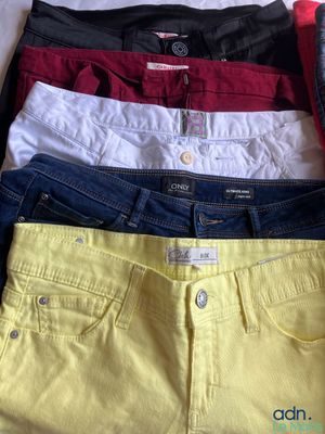 plusieurs shorts sont empilés les uns sur les autres