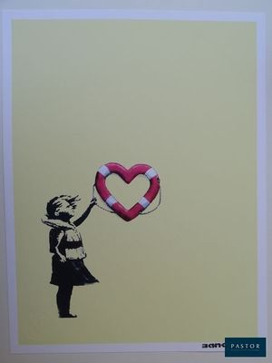 Une fille de Banksy tenant une bouée de sauvetage ornée d'un cœur